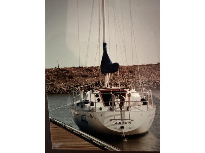 1984 Islander 28