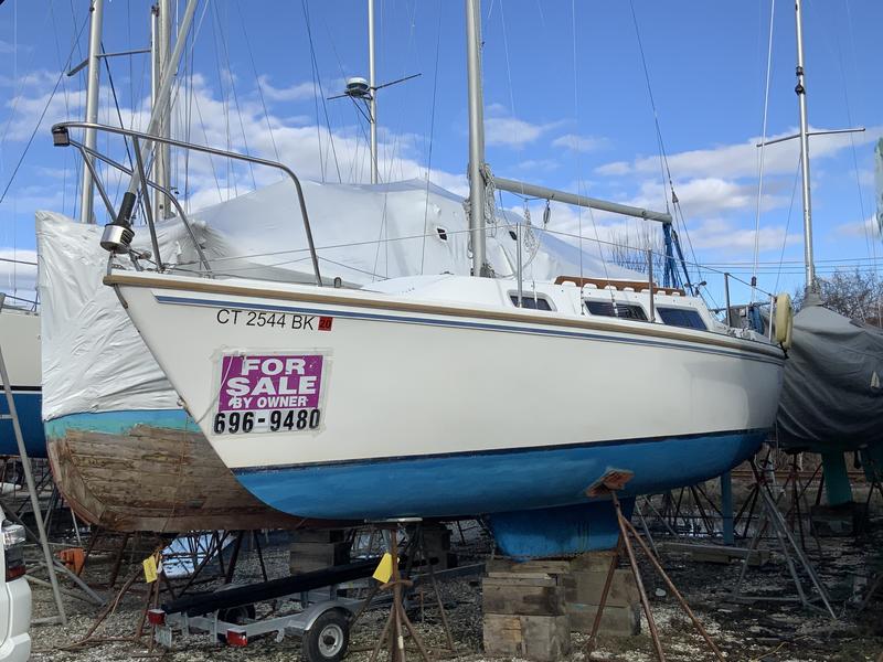 1985 catalina 25 pop-top and Swing Keel located in Rhode Island for sale