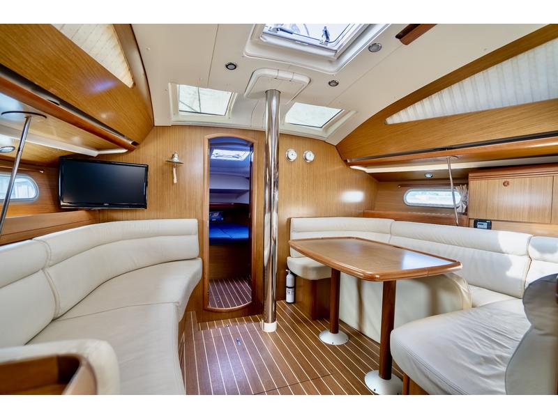 Jeanneau 42 Deck Salon