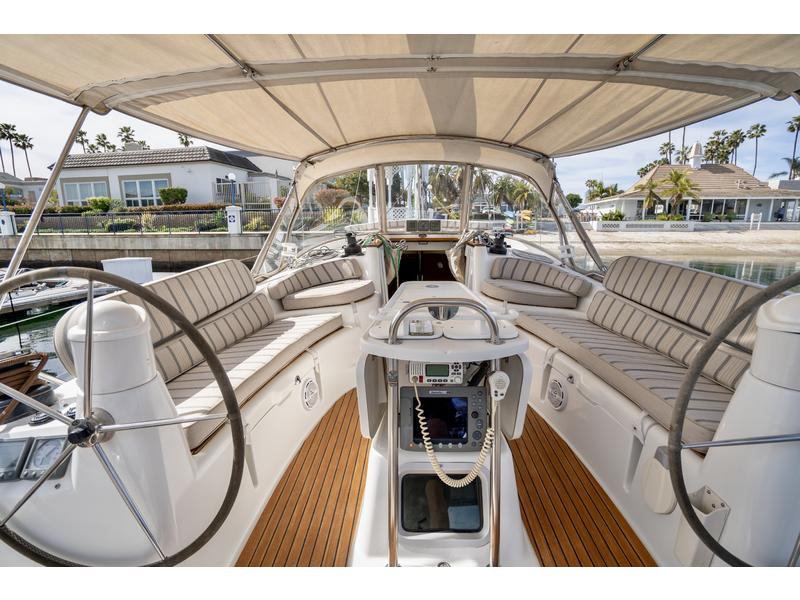Jeanneau 42 Deck Salon