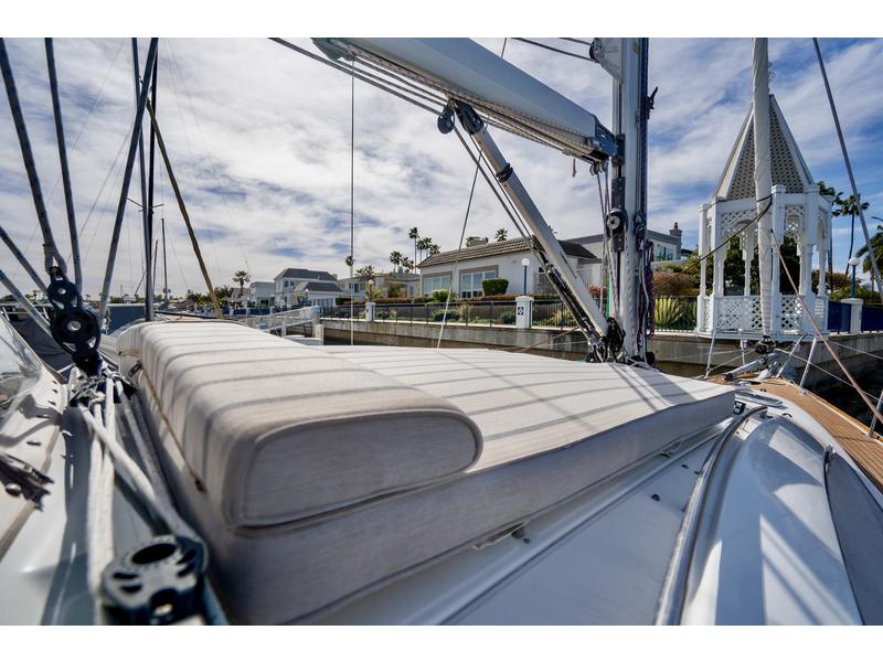 Jeanneau 42 Deck Salon