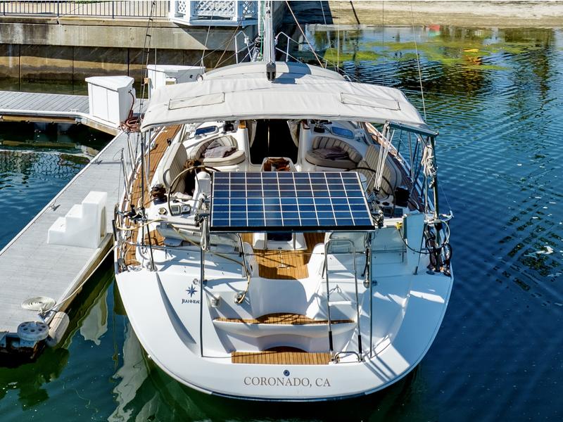 Jeanneau 42 Deck Salon