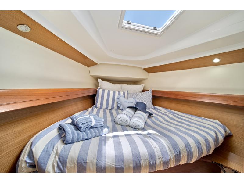 Jeanneau 42 Deck Salon