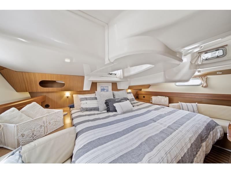 Jeanneau 42 Deck Salon