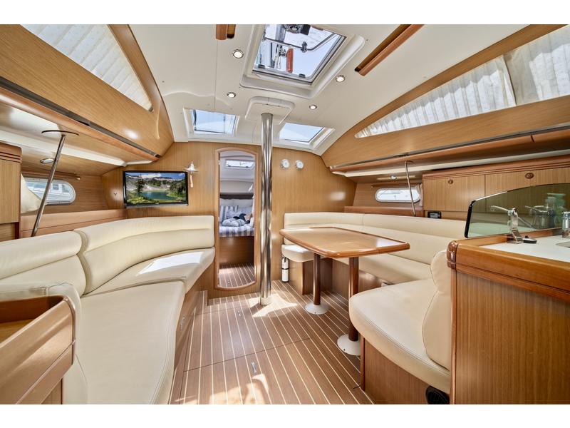 Jeanneau 42 Deck Salon