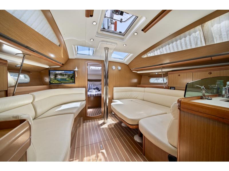 Jeanneau 42 Deck Salon