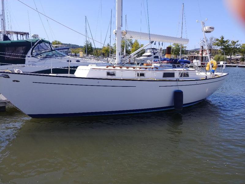 1980 Hinterhoeller Niagara 35 located in New York for sale