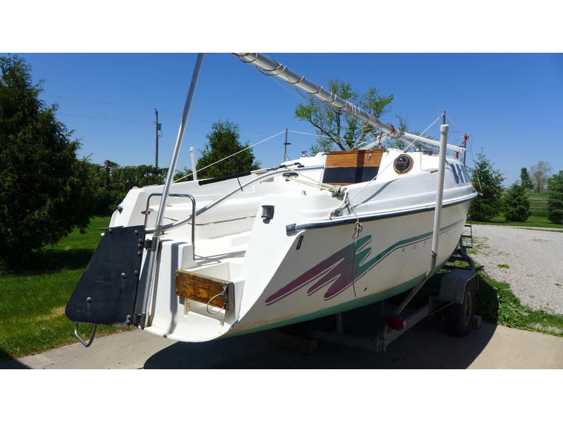 1993 Hunter 23.5 located in Iowa for sale