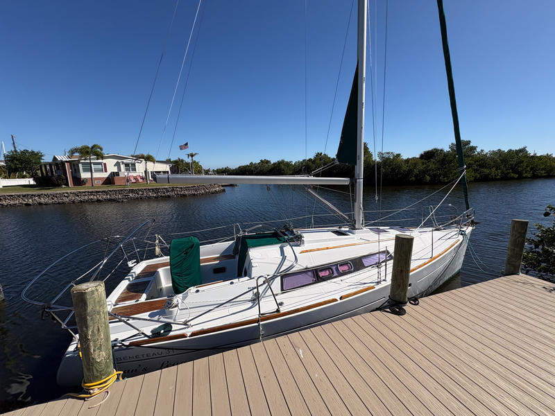 2012 Beneteau Oceanis 31 located in Florida for sale