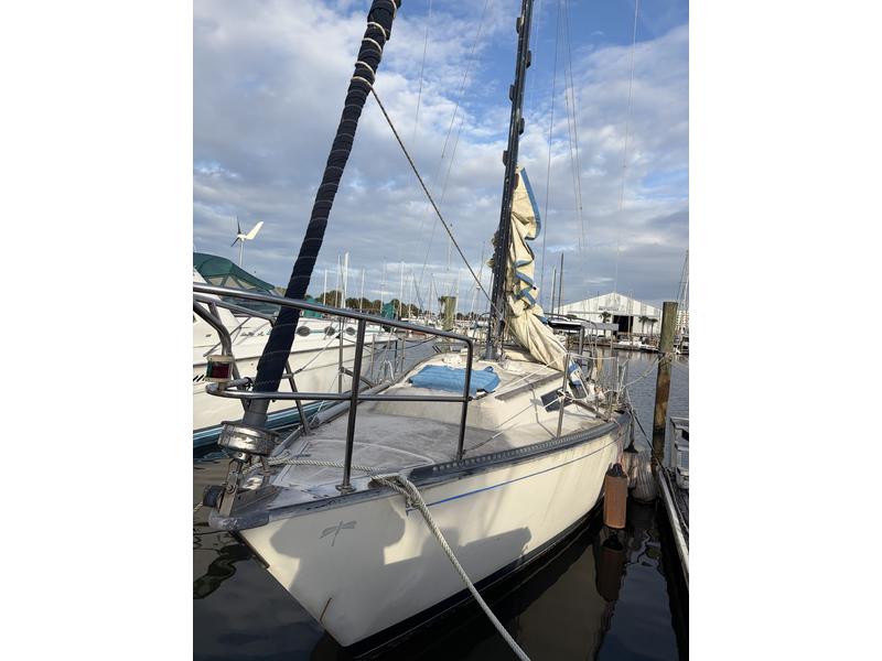 1984 S2 Yachts 9.2a located in Florida for sale