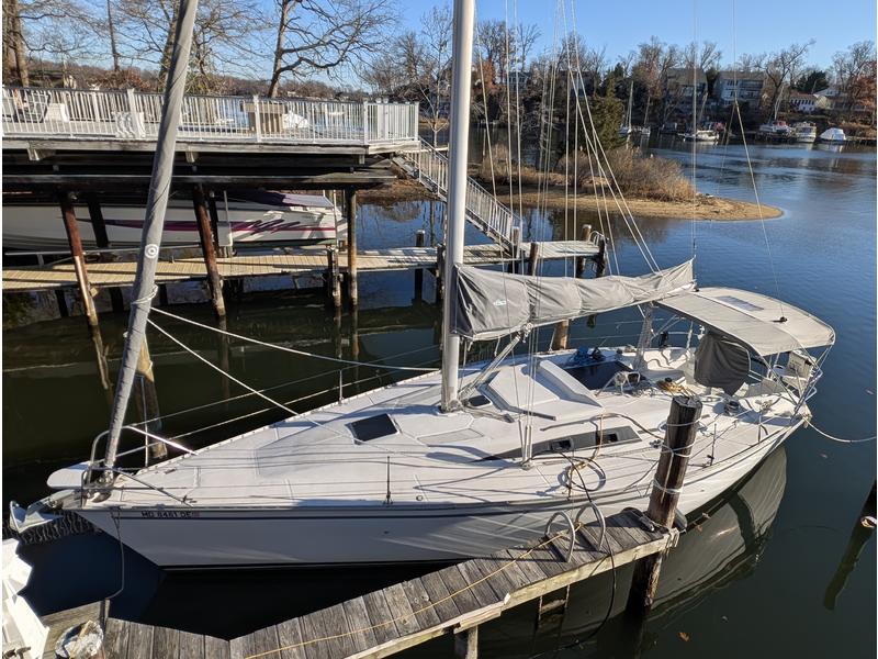 1988 Hunter 37 Legend located in Maryland for sale