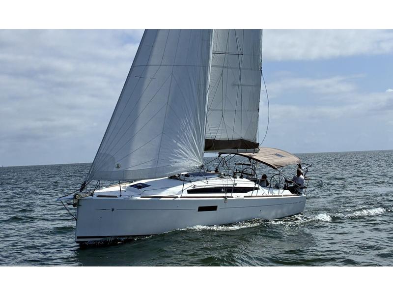 2015 Jeanneau 349 located in  for sale