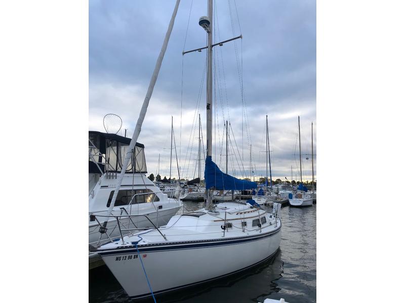 1987 Capital Yachts Newport 30 MKIII located in Wisconsin for sale