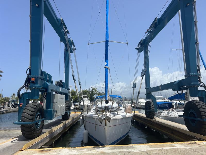 1999 Hunter 410 located in Outside United States for sale