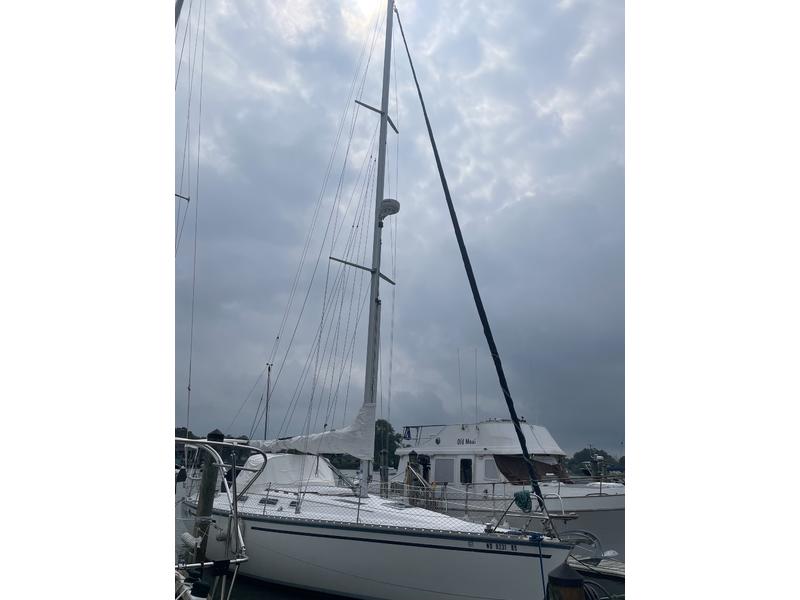 1989 Hunter Legend 37 located in Maryland for sale