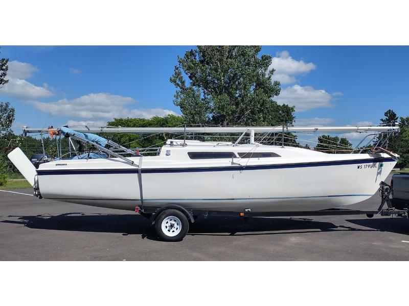 1988 MacGregor 26D located in Wisconsin for sale