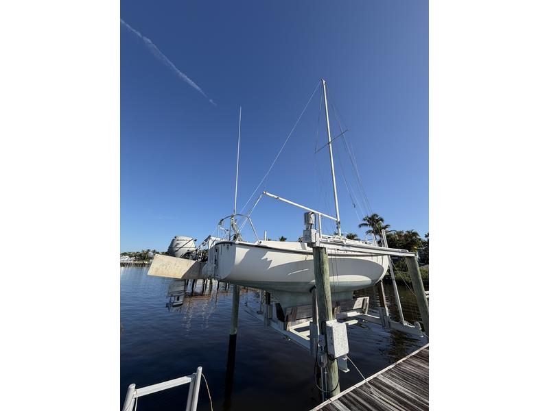 1985 Hutchins Co Compac 23 located in Florida for sale