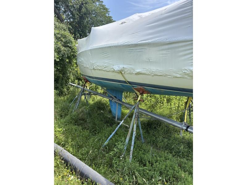 2001 Catalina Capri 22 located in Connecticut for sale