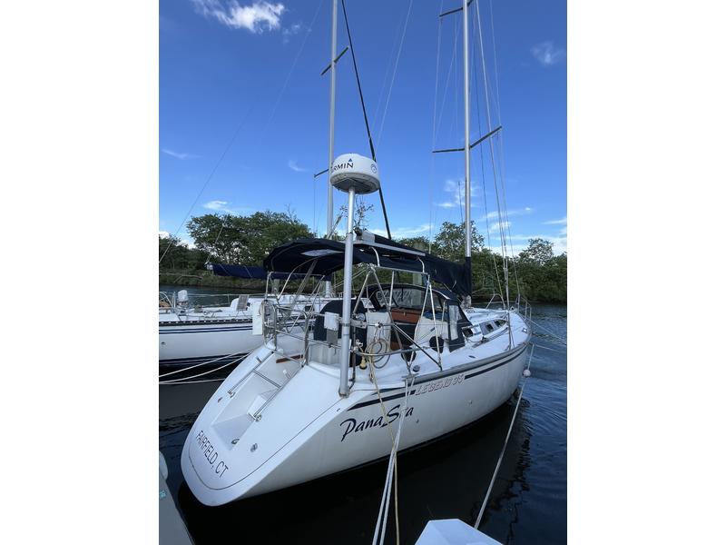 1987 Hunter Legend 35 located in Connecticut for sale