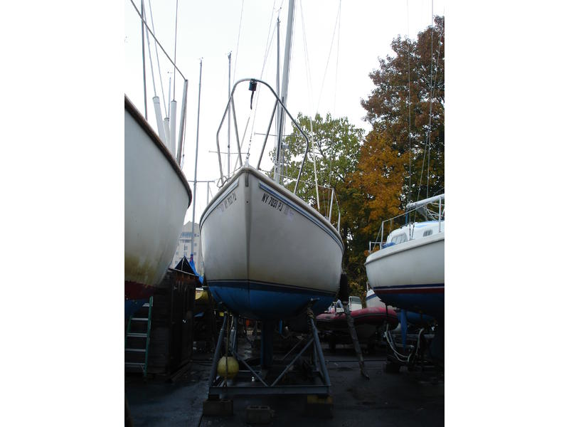 1984 Catalina Catalina 25 tall rig located in New York for sale