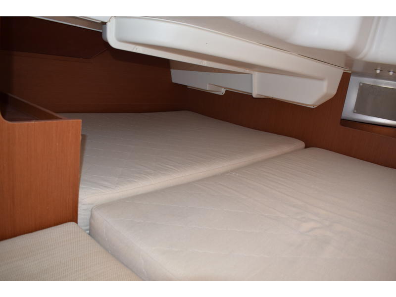 Beneteau Oceanis 34 Platinum