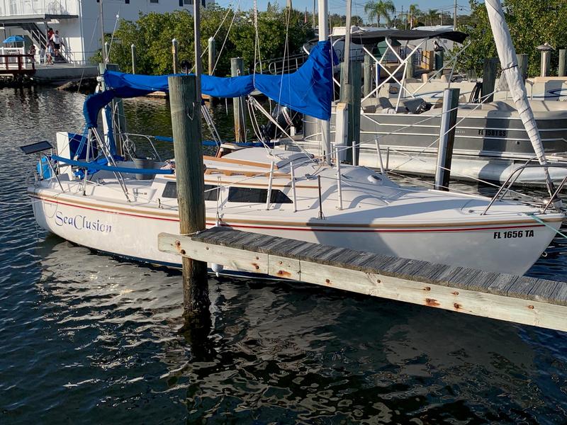 1987 Catalina 1987 New Design Dinet located in Florida for sale