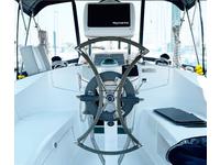 Hunter 33-2 Click to launch Larger Image