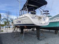 Hunter 33 Click to launch Larger Image