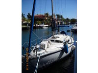 1991 miami Florida 33 capitol yachts newport pilot house