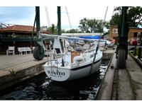 Ericson Yachts 27 Click to launch Larger Image